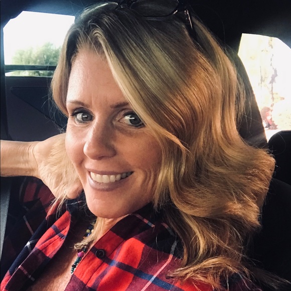 Meet your posher Linda! - Picture 2 of 6